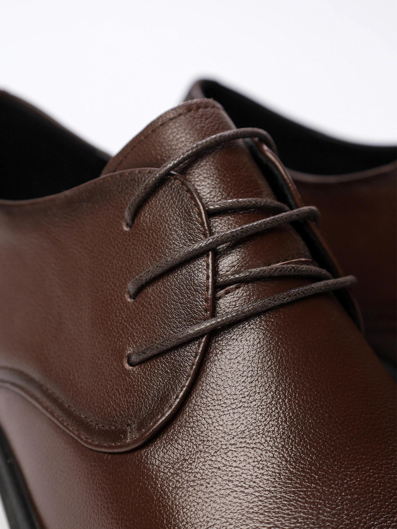 Туфли-дерби коричневого цвета на низком каблуке